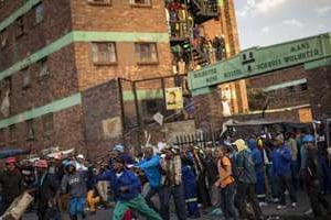 Une foule en colère manifeste le 17 avril 2015 contre des immigrants à Johannesburg. © AFP