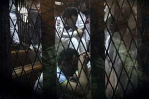 Les accusés à l’annonce de leur condamnation le 19 avril 2015 au tribunal au Caire. © AFP