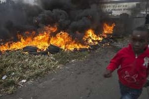 Pneus incendiés le 17 avril 2015 lors de violences xénophobes à Johannesburg. © AFP