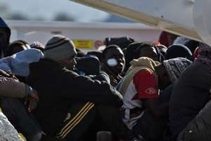 Des migrants naufragés secourus en Méditerranée, à leur arrivée le 16 avril 2015 au port d’Aug © Giovanni Isolino / AFP