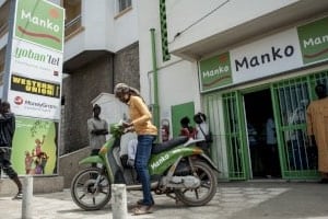 A Pikine, Manko compte 20 commerciaux qui travaillent en scooter. © Sylvain Cherkaoui/JA