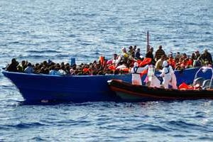 Une embarcation de migrants lors d’une opération de sauvetage en Méditerranée. © AFP