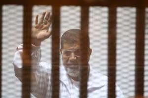L’ancien président Mohamed Morsi lors de son procès le 7 décembre 2014 au Caire. © AFP/Ahmed Ramadan