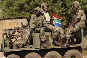 Une patrouille de l’armée sud-africaine à Bangui en avril 2013. © Sia Kambou / AFP