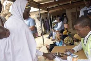 Identification biométrique des électeurs, le 28 mars 2015 au Nigeria. © AFP