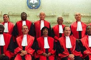 La photo officielle des juges du TPIR, le 22 février 2000 à Arusha. © Alexander Joe/AFP