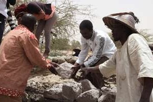 La pose symbolique de la première pierre de la reconstruction des mausolées, le 8 avril. © Baba Ahmed