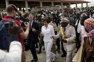 Annick Girardin, lors de sa visite à Conakry, en novembre 2014. © Jérome Delay/AP/SIPA