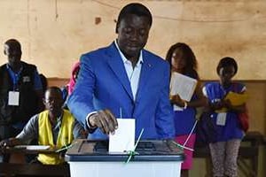 Faure Gnassingbé dans un bureau de vote à Lomé, le 25 avril 2015. © Issouf Sanogo/AFP