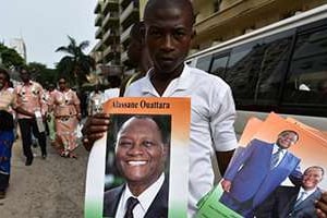 Des affiches d’Alassane Ouattara, le 25 avril 2015 à Abidjan. © Sia Kambou/AFP