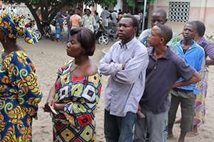 Des électeurs béninois devant un bureau de vote à Lomé en 2011. © Fiacre Vidjingninou/AFP