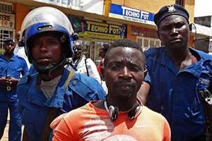 Arrestation d’un homme lors des manifestations du 17 avril 2015 à Bujumbura. © Esdras Ndikumana