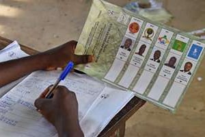Recompte des bulletins de vote par la commission électorale à Lomé le 25 avril 2015. © AFP