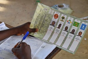 Recompte des bulletins de vote par des agents de la commission électorale, le 25 avril à Lomé. © Issouf Sanogo / AFP