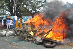 Des manifestants érigent une barricade, le 26 avril 2015 à Cibitoke, au nord de Bujumbura. © AFP