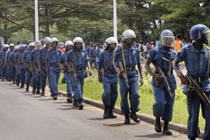 Des policiers burundais dans les rues de Bujumbura, le 26 avril 2015. © Eloge Willy Kaneza/AP/SIPA