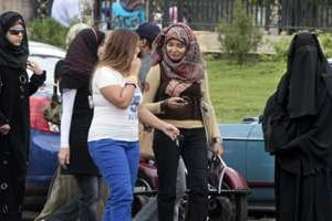Des Eyptiennes dans les rues du Caire. © AMR NABIL/AP/SIPA