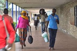 Des étudiants quittent l’université de Bujumbura, le 30 avril 2015. © Simon Maina/AFP