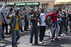 Des manifestants devant un cordon policier, le 28 avril 2015 à Baltimore. © Jim Watson