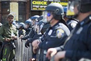 Un manifestant discute avec la police à Baltimore, le 28 avril 2015. © AFP