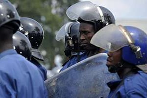 Des policiers burundais lors d’une manifestation anti-Nkurunziza, le 1e mai 2015 à Bujumbura. © Simon Maina/AFP