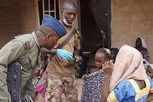 Photo fournie le 30 avril 2015 par l’armée nigériane montrant la libération des otages. © AFP