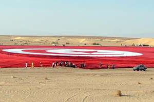 Le drapeau le plus grand du monde déployé le 2 mai 2015 à Ong Jmel. © Saif Trabelsi/AFP