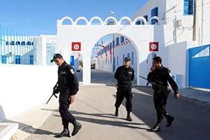 Des policiers tunisiens devant la synagigue de Ghriba, le 8 mai 2012. © Fethi Belaid/AFP