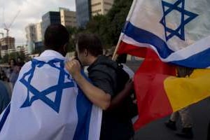 Des milliers de manifestants se sont réunis dimanche soir à Tel Aviv pour dénoncer le racisme. © Oded Balilty/AP/SIPA