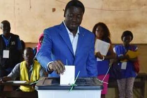 Le président Faure Gnassingbé dans un bureau de vote le 25 avril 2015 à Lomé. © AFP