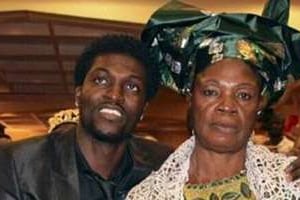 Emmanuel Adebayor et sa mère en 2008. © Capture d’écran/Facebook Adebayor