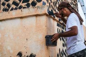 Shoof, en plein travail sur une maison du village d’Erriadh sur l’île de Djerba, en août 2014 © Shoof/Facebook