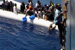 Sauvetage d’une embarcation en Méditerranée. © AP/SIPA