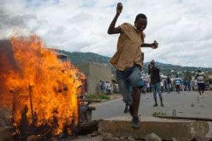 Un manifestant dans la capitale Bujumbura, le 6 mai. © Phil Moore – AFP