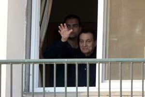 L’ex-président Hosni Moubarak salue ses soutiens depuis sa chambre d’hôpital au Caire, le 4 mai. © Mohamed El-Shaded