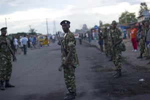 Des soldats montent la garde sur la rue principale de Bujumbura le 9 mai 2015. © Phil Moore/AFP