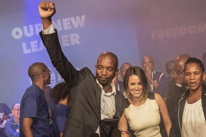 Mmusi Maimane, célèbre sa victoire le 10 mai 2015 à Port Elizabeth. © Gianluigi Guercia/AFP