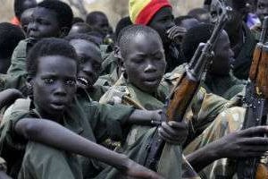 De nombreux enfants soldats sont enrôlés de force pour cette guerre civile. © Samir Bol/AFP