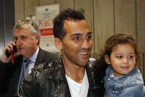 Le footballeur franco-algérien Zahir Belounis retrouve sa famille, le 28 novembre 2013, à Paris. © Francois Mori/AP/SIPA