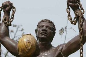 La statut symbolisant la libération de l’esclavage à Gorée près de Dakar. © AFP