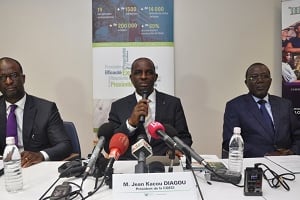 De g. à dr : Stanislas Zézé, PDG de Bloomfield Investment, Jean Kacou Diagou, président de la CGECI, et Kouassi Kongo, vice-président de la CGECI. DR