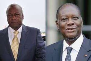 Les présidents John Dramani Mahama (g.) et Alassane Ouattara. © AFP/Montage J.A.