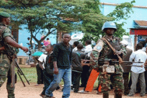 Des soldats de la Monusco en 2014 dans une rue de Beni. © Alain Wandimoyi/AFP