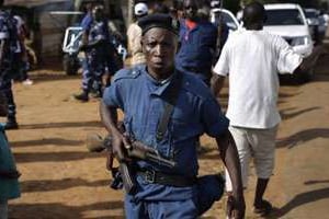 Un policier dans les rues de Bujumbura le 15 mai. © Jerome Delay/AP/SIPA