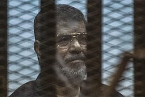 Mohammed Morsi à l’annonce de sa condamnation à mort, le 16 mai 2015 au Caire. © Khaled Desouki