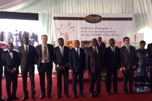 Le président ivoirien Alassane Ouattara (4e à partir de la droite) a inauguré la première chocolaterie de CEMOI en Côte d’Ivoire. À sa gauche : Patrick Poirrier, président du groupe agro-industriel français. © Présidence de la Côte d’Ivoire/Facebook