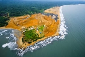 Vue aérienne du projet portuaire de Kribi, au Cameroun. © Renaud VAN DER MEEREN/ Éditons du Jaguar