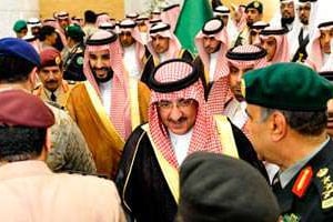 Le prince Ibn Nayef, nouvel héritier du trône à 55 ans. Derrière lui, le vice-prince héritier, © AFP