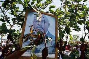 Supporters de Pierre Nkurunziza, attendant son retour à Bujumbura, le 15 mai. © Goran Tomasevic/ Reuters