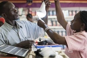 Selon les estimations de Total, 5 millions de personnes ont eu accès à l’électricité grâces aux lampes solaires de son programme Awango. © Total